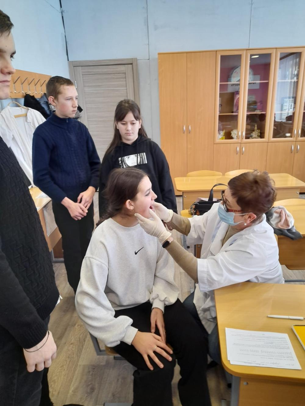 4 января в Даниловкской школе Чеснокова Г. А. провела беседу на тему: "Гигиена полости рта"